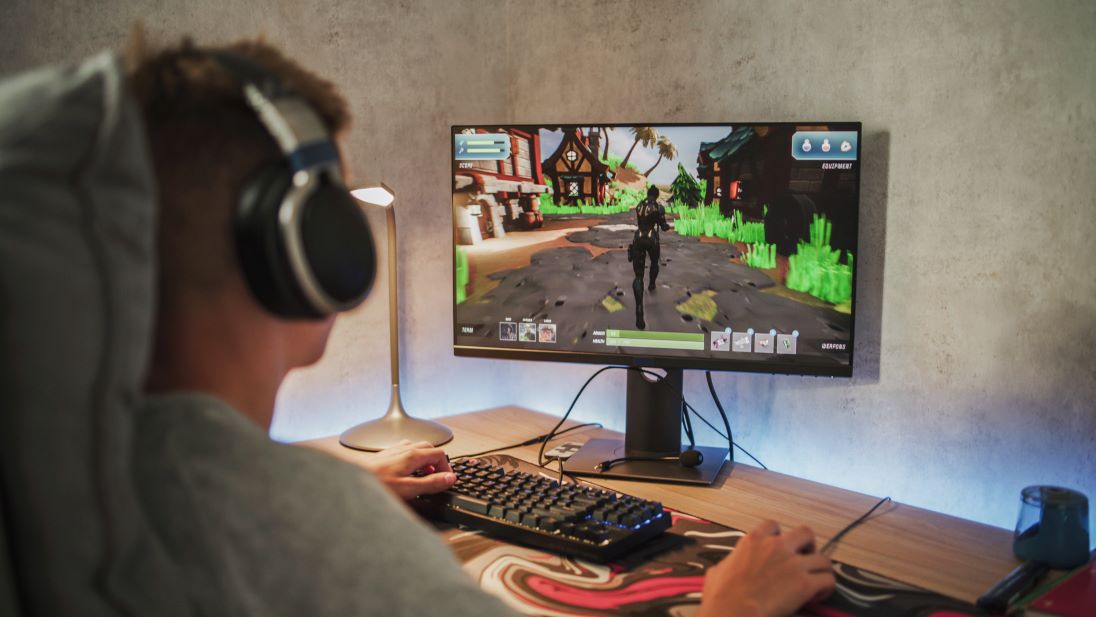 Man speelt een spelletje op computer