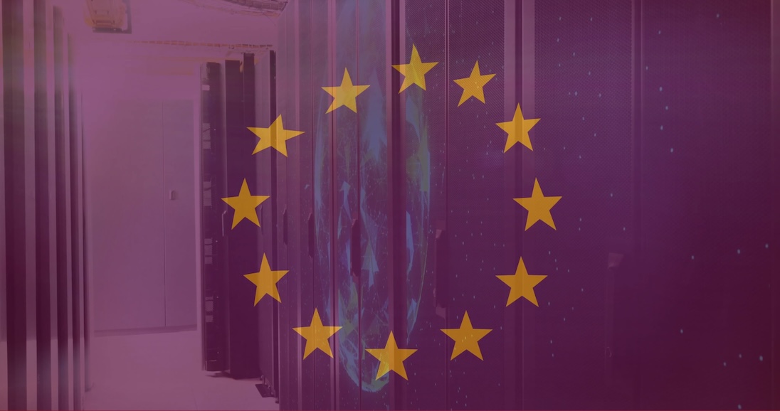Afbeelding van de vlag van de EU en de wereldbol boven de serverruimte.