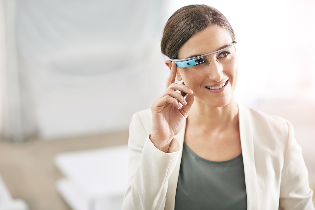 Jonge vrouw met smart-glasses