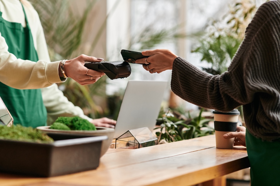 Betaling met telefoon in een bloemenwinkel