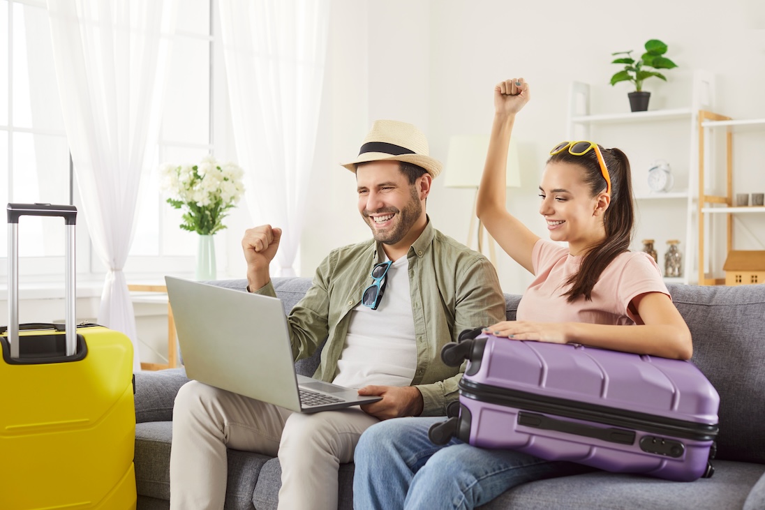 Man en vrouw nog in eigen huis al blij met geboekte vakantie