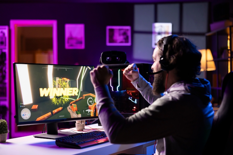 gamer met computerscherm