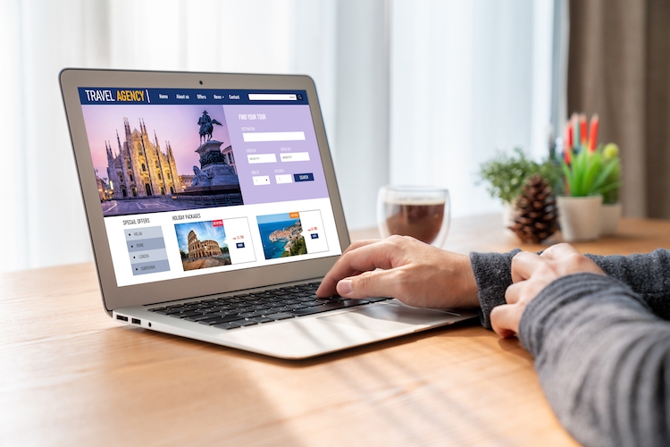 online reisbureau op een laptopscherm