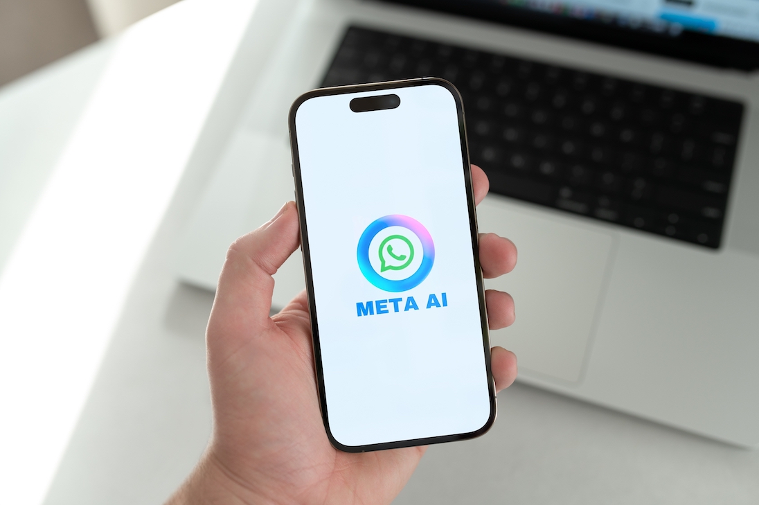 Hand houdt een smartphone vast met op het scherm META AI logo