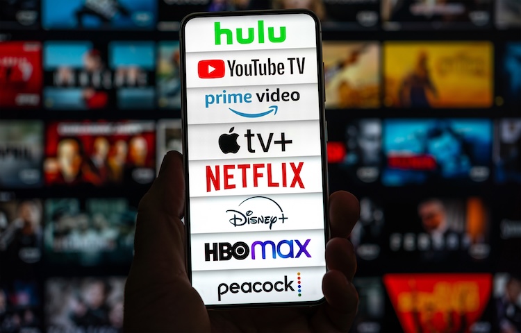 Smartphone met daarop logo's van diverse streamingdiensten