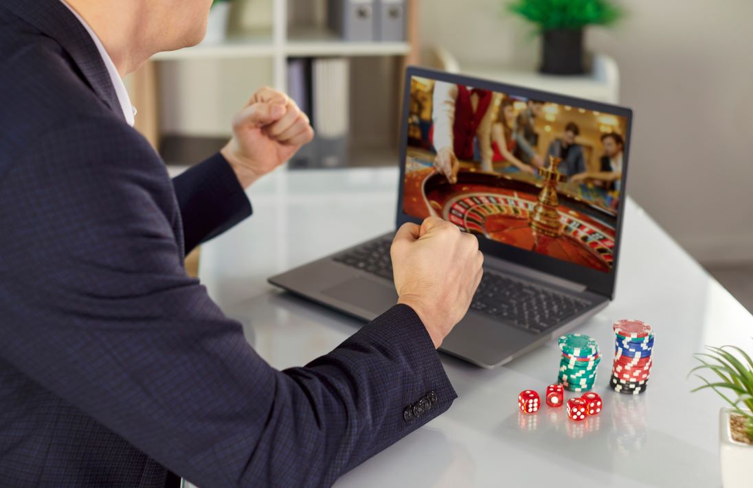 Persoon die online casino op zijn laptop bekijkt