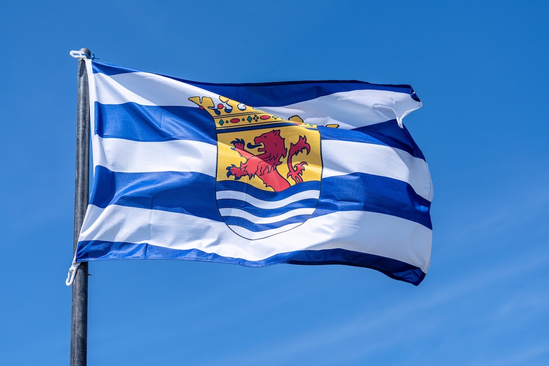 Vlag van de Nederlandse provincie Zeeland in de wind