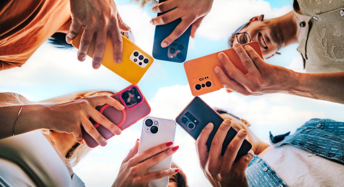 Groep personen met in iedereen in hand een smartphone