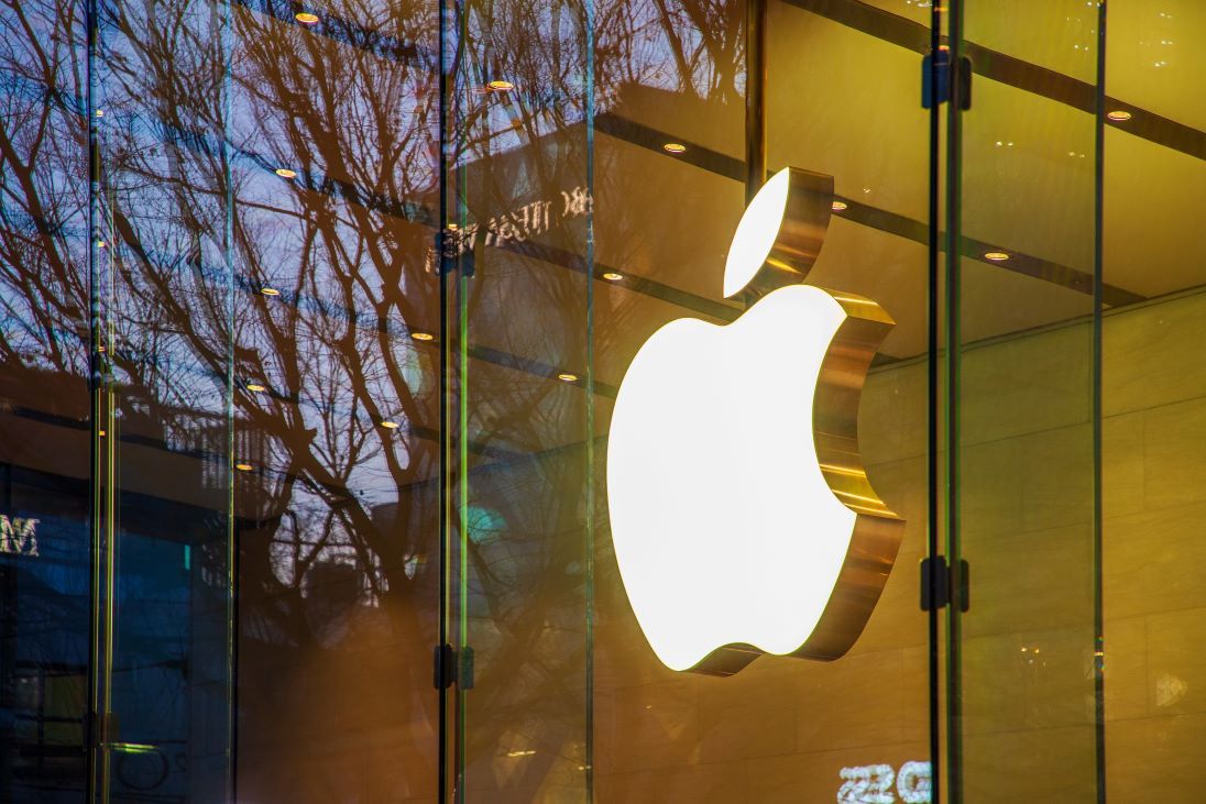 Logo van Apple op een winkelruit