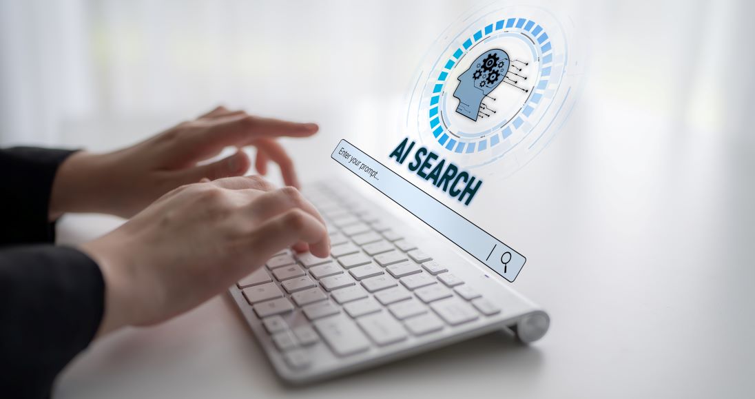 Twee handen, toetsenbord en AI search