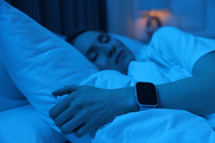 Slapende man met een smartwatch