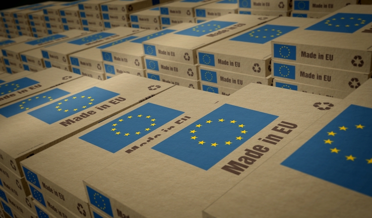 Groot aantal kartonnen dozen met daarop MADE IN EU