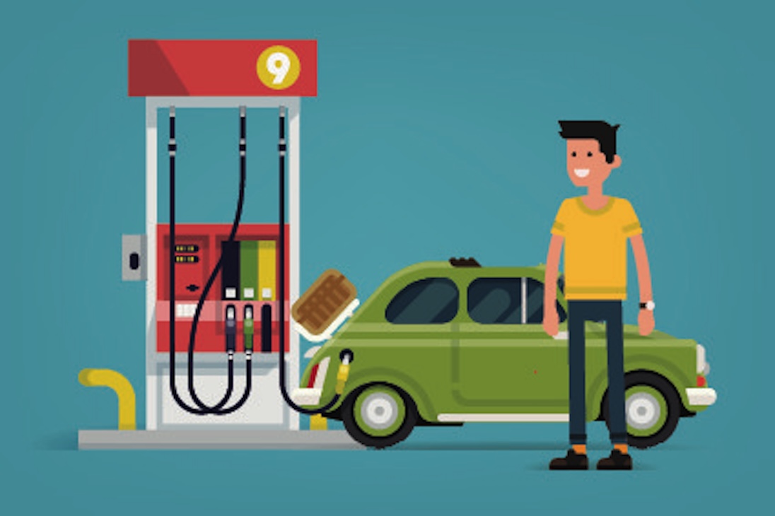 man met auto bij tankstation