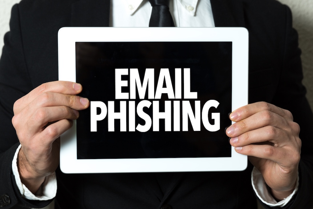 Man houdt bord vast met daarop EMAIL PHISHING geschreven