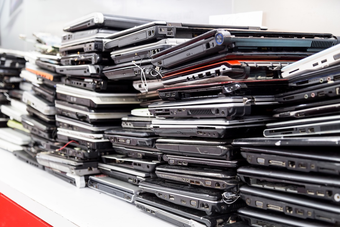 Stapels oude laptops