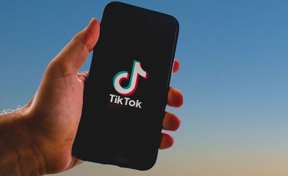 Logo van TikTok op smarttelefoon
