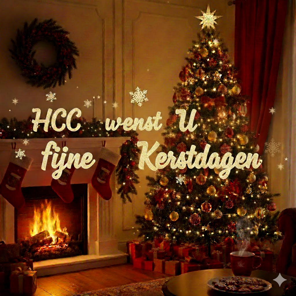 HCC wenst alle leden Prettige Kerstdagen tekst met daarachter in mooie kamer een kerstboom en open haard